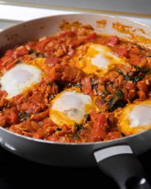 Shakshuka domates ve yumurtalı kahvaltı bir tavada hazır ve nazır.