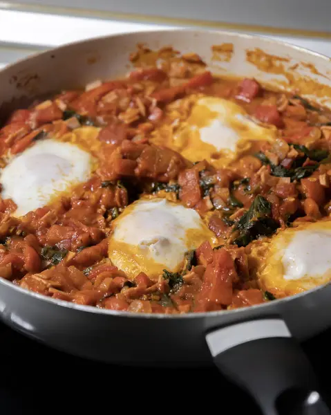 Shakshuka domates ve yumurtalı kahvaltı bir tavada hazır ve nazır.