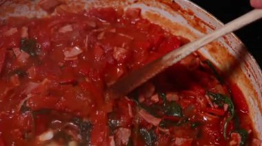 Shakshuka domatesi ve yumurta pişiriyorum. Kahvaltıyı fırının üstünde yakın plan bir tavada yapıyorum.