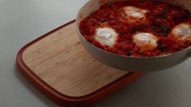  Shakshuka domates ve yumurtalı kahvaltı bir tavada hazır ve nazır.