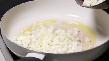  Zeytinyağının içinde doğranmış soğan pişiriyorum.