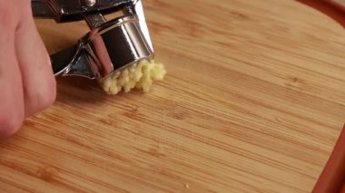 Tahta kesim tahtasına sarımsaklı karanfil.