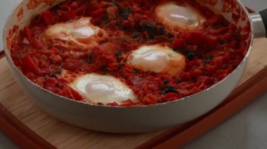 Shakshuka domates ve yumurtalı kahvaltı bir tavada hazır ve nazır.