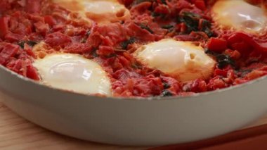  Shakshuka domates ve yumurtalı kahvaltı bir tavada hazır ve nazır.