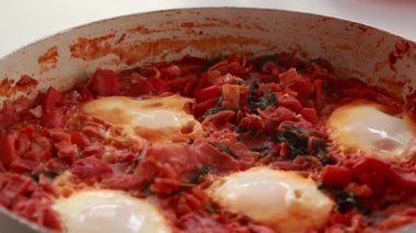  Shakshuka domates ve yumurtalı kahvaltı bir tavada hazır ve nazır.