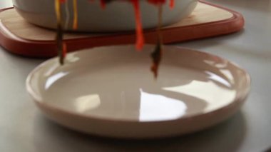 Shakshuka kavrulmuş kırmızı dolma biber, yumurta ve ıspanak yakın planda servis edilir.