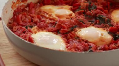  Shakshuka domates ve yumurtalı kahvaltı bir tavada hazır ve nazır.