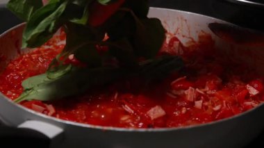 Domates sosuna ıspanak ekleyerek yakın plan pişirerek.