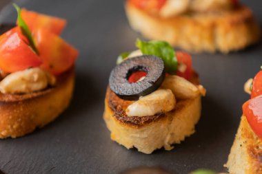  İtalyan partisinin leziz aperatifleri caprese crostini içeriyor.
