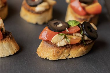  İtalyan partisinin leziz aperatifleri caprese crostini içeriyor.