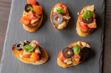 İtalyan partisinin leziz aperatifleri caprese crostini içeriyor.