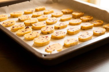 Çiğ, fırınlanmaya hazır portakal ve kızılcık kurabiyesi hamuru.