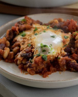  Yumurta ve fasulye akşam yemeği yakın plan beyaz bir tabakta servis edilir.