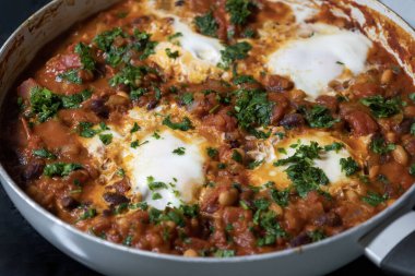 Yumurta ve fasulye yemeği yakın planda.