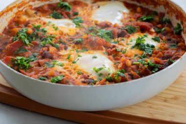 Yumurta ve fasulye yemeği yakın planda.