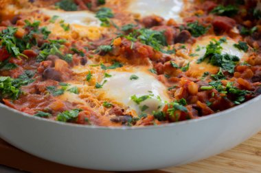 Yumurta ve fasulye yemeği yakın planda.