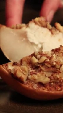 Kadın elleri doldurulmuş armut iştahını sıcacık yapıyor dikey yakın plan