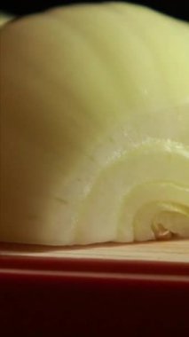 Kadın elleri dikey havuç çorbası yapıyor.