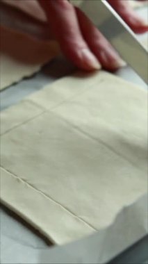 Çilekli börek hazırlıyorum. Tatlıyı dikey yakın plan.