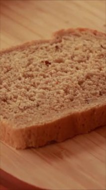 Kadın elleriyle pastırmalı ve yumurtalı sandviçleri hazırlıyor.