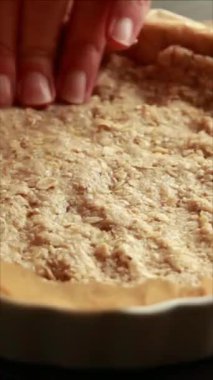  Kadın elleri sağlıklı çilekli tatlıları dikey yakın plan yapıyor.