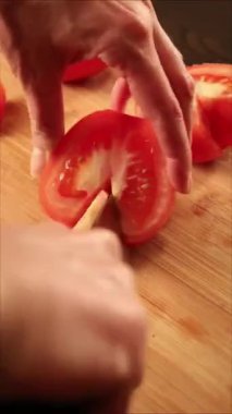  Kadın elleri domatesli, biberli ve dikey kırmızı soğanlı lezzetli salsa sosu hazırlıyor.