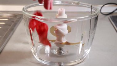 Helikopterde kırmızı dolmalık biber sosu hazırlama videosu. Canlı kırmızı biber, sarımsak ve diğer malzemeler pürüzsüz ve lezzetli bir pesto yaratmak için harmanlanır.