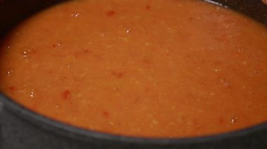 Lezzetli bir domates ve kabak çorbasının karışımının yakın çekim videosu.