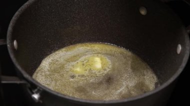 Soğanlar kızgın yağda pişerken cızırdar, aromalarını salar ve sıcakta yumuşarlar.