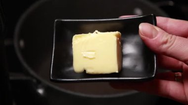 Tereyağının tencerede eridiği yakın çekim videosu.