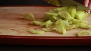 Yarım ay parçalarına salatalık dilimleme videosu.