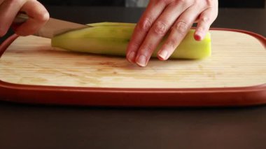Yarım ay parçalarına salatalık dilimleme videosu.
