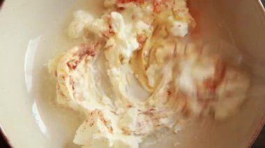 Beyaz kasede kremalı yoğurt salatası sosu hazırlama videosu.