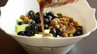 Salatalıklı, kiraz domatesli ve zeytinli taze bir salata hazırlama videosu.