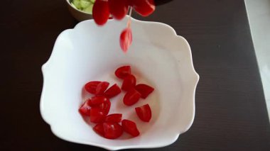 Salatalıklı, kiraz domatesli ve zeytinli taze bir salata hazırlama videosu.