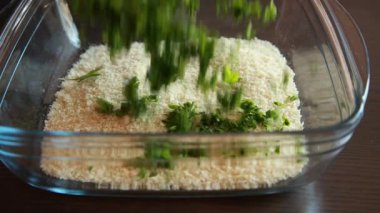 Panko ekmek kırıntılarını doğranmış maydanozla taze limonata ile karıştırma videosu. Yemek hazırlama, kaplama ve yemek pişirme için mükemmel..