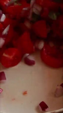 Taze domates sosunu kapari, kırmızı soğan ve maydanozla karıştırıyorum.