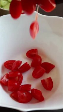 Yarım ay parçalarına salatalık dilimleme videosu.