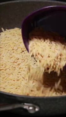 Tavada tavuklu makarna pişirilirken çekilmiş yakın çekim videosu.