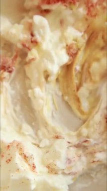 Beyaz kasede kremalı yoğurt salatası sosu hazırlama videosu.