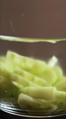 Yarım ay parçalarına salatalık dilimleme videosu.