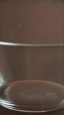 Yarım ay parçalarına salatalık dilimleme videosu.