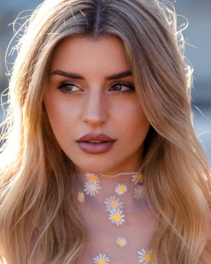  Şık bir gömlek giyen güzel bir kadın. Güneş yanığı makyajlı, altın rengi.