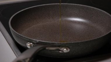 Zeytinyağı ve tereyağını tavada ısıtırken çekilmiş yakın çekim video.