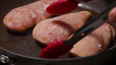 Tavada tavuk göğsü pişirme videosu.