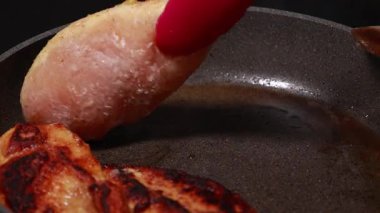 Tavada tavuk göğsü pişirme videosu.