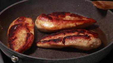 Tavada tavuk göğsü pişirme videosu.