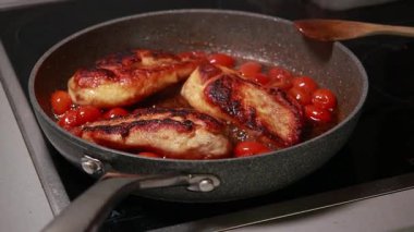 Tavada vişneli domates ve tavuk göğsü pişirme videosu.