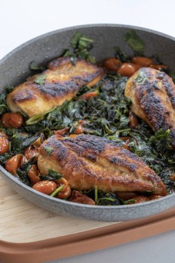 Ispanaklı tavuk göğsü ve tavada vişneli domates.