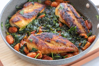 Ispanaklı tavuk göğsü ve tavada vişneli domates.